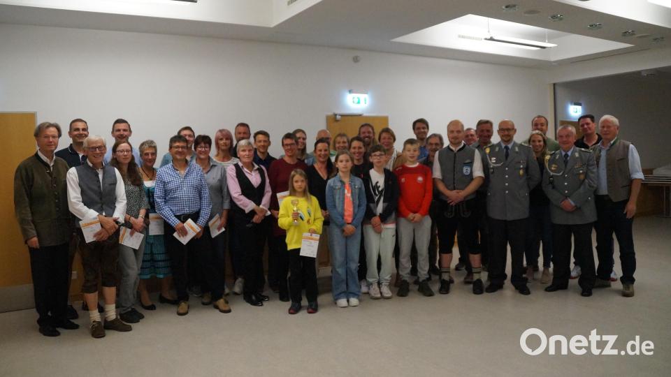 47 Personen im Alter von 9 bis 77 Jahren erwerben das Sportabzeichen, darunter auch der Vorsitzende der Krieger- und Soldatenkameradschaft, Christian Schießl (Neunter von rechts). Glückwünsche gibt es auch von Oberstabsfeldwebel d. R. Josef Niedermeier (Dritter von rechts) und Hauptfeldwebel Daniel Fink (Sechster von rechts). Bild: wel