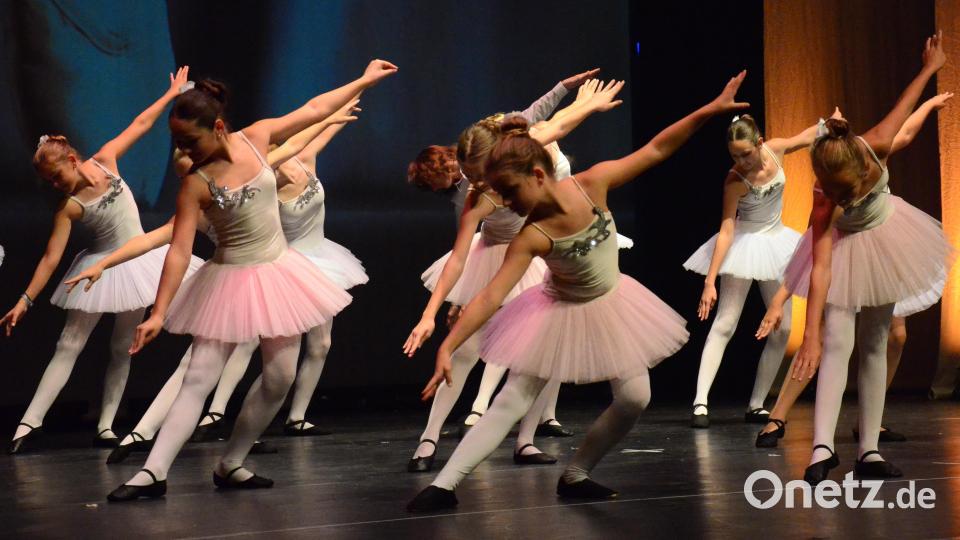 Das Ballett II und Ballett Oberstufe des Tanzstudios Kathrin Petese zeigte in der Max-Reger-Halle den Schatzwalzer. Bild: Kunz