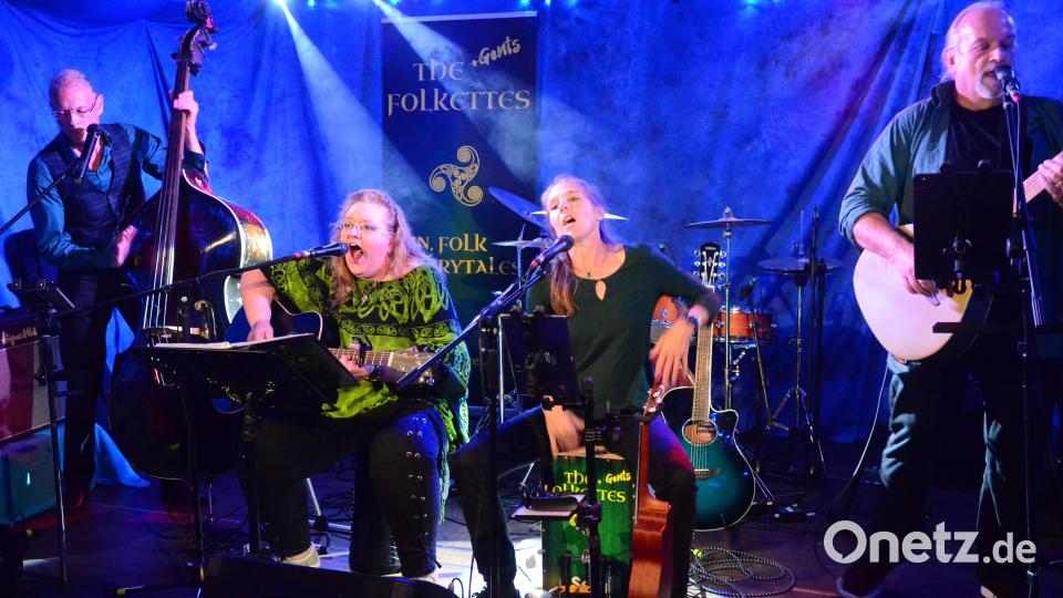 "The Folketts & Gents" aus Nürnberg eröffneten das Festival mit Irish Folk. Bild: Kunz