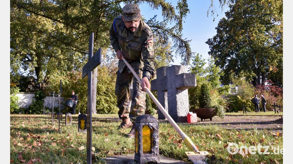 Gemeinsam Kriegsgräber gepflegt