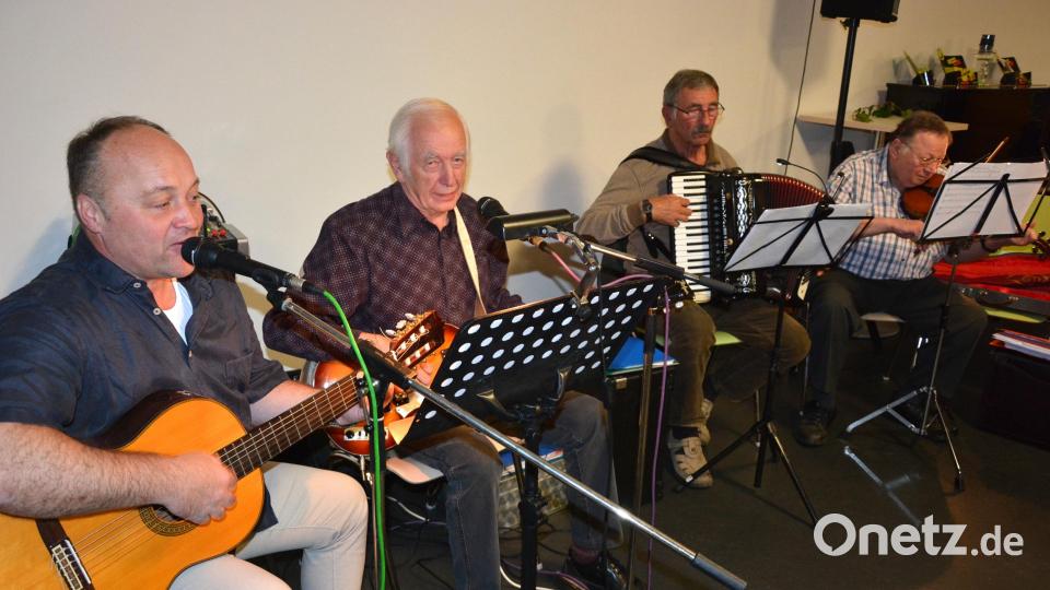 Das Quartett „Zeitlos“ erfreute die Besucher im Museumscafe mit schmissiger Musik zum Mitsingen und Mitschunkeln. Bild: jr