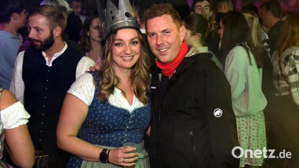 Kirwakönigin Laura mit einem Untertanen. Bild: bgm