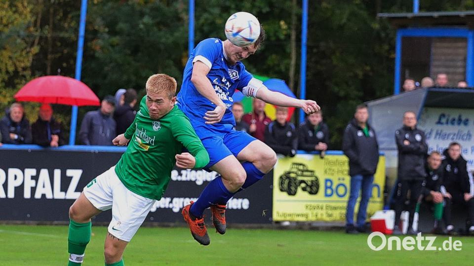 Martin Pasieka (rechts) brachte den SV Etzenricht im Spitzenspiel mit 1:0 in Führung. Der FC Wernberg glich aber kurz vor Schluss noch aus. Bild: war