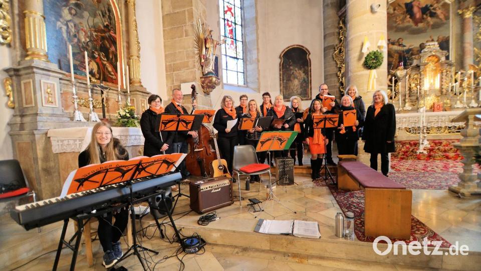 Gestaltet wurde der Gottesdienst vom Kinderchor, dem Kammerchor und den Brückenbauern (Bild). Bild: Rainer Sollfrank/exb