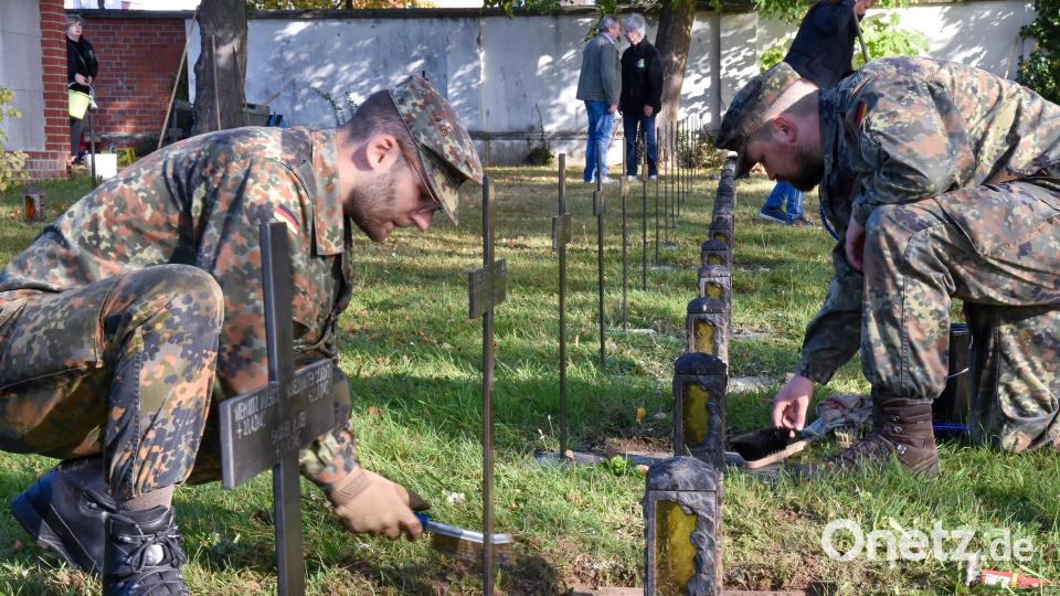Mitglieder der Kurfürstlichen Schlosswache reinigten die Kriegsgräber im Katharinenfriedhof in Zusammenarbeit mit der Bundeswehr. Bild: Stephan Huber