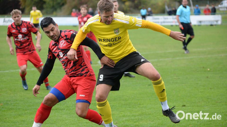 Die Schmidmühlener (in den roten Trikots) überraschten den SV Hahnbach und siegten mit 3:1. Bild: Andreas Brückmann
