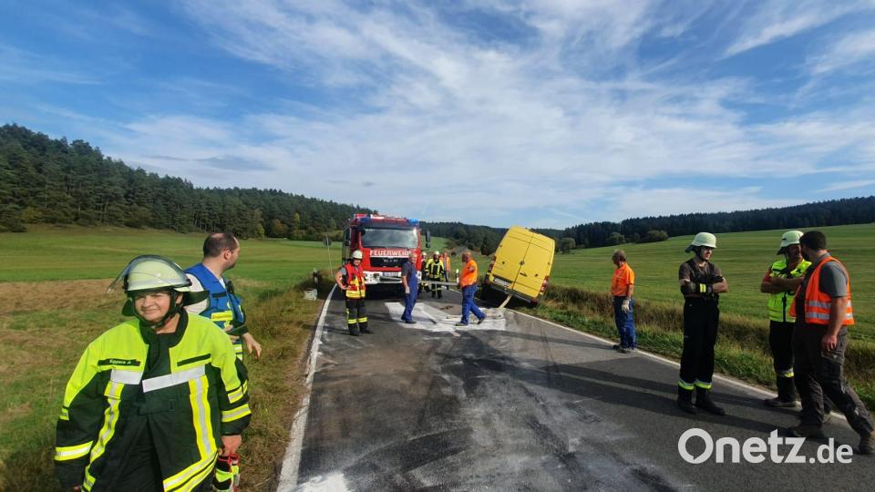 Die Feuerwehr sicherte den demolierten Mercedes-Sprinter gegen ein drohendes Abrutschen in den Straßengraben. Bild: lei