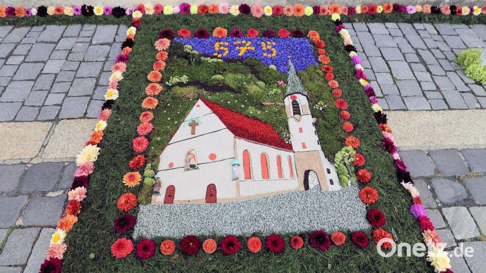 Ein Blumenteppich war vor der Stadtpfarrkirche gelegt. Bild: Rainer Sollfrank/exb