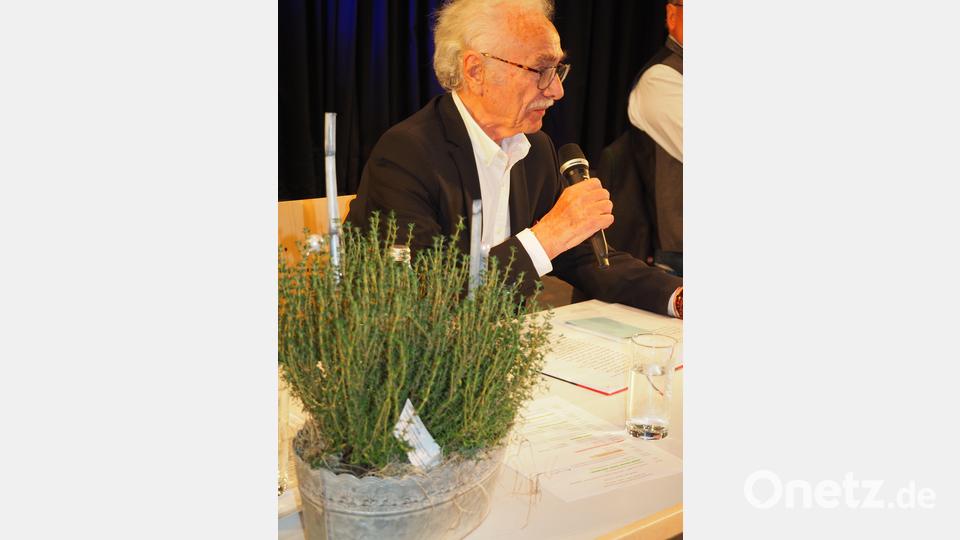 Oskar Schwarz trug als ehemaliger Glasschleifer ein &quot;Gloserer&quot;-Gedicht vor. Bild: krb