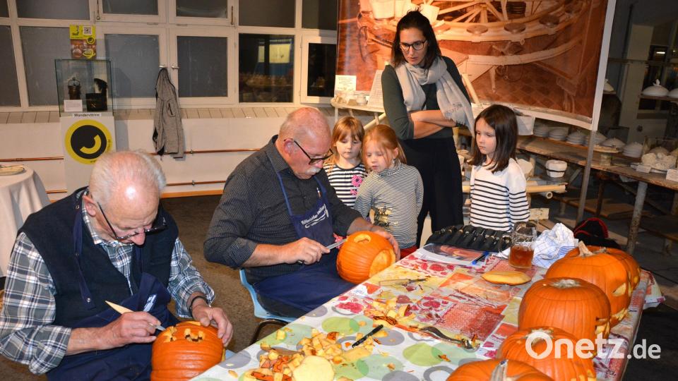 Bei der Museumsnacht in Mitterteich durften die Gäste auch den Schnitzern beim Bearbeiten von Kürbissen über die Schulter schauen. Bild: jr