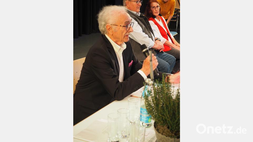 skar Schwarz trug als ehemaliger Glasschleifer ein &quot;Gloserer&quot;-Gedicht vor. Bild: krb