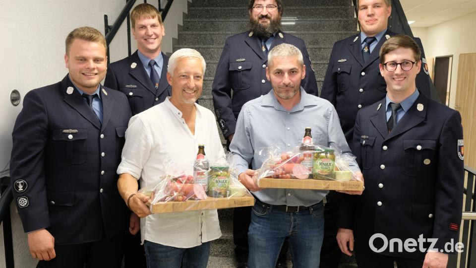Die neue Führungsmannschaft der Wehr verabschiedete im Rahmen des Kameradschaftsabends die langjährigen Vorsitzenden Stefan Schedl (3.v.li.) und Wolfgang Merkl (5.v.li.) Bild: do