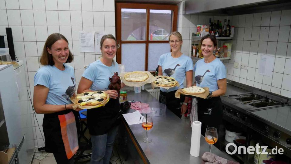 Die TSV-Köchinnen Kathrin, Carina, Madeleine und Steffi servierten leckere Kirwa-Koucha. Bild: gz