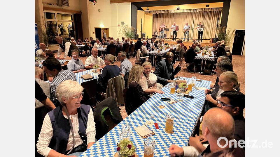 Musik, gute Stimmung, Süffiges Zoigl, und deftige Brotzeiten sind bei der Zoigl-Kirwa Trumpf. Bild: mor
