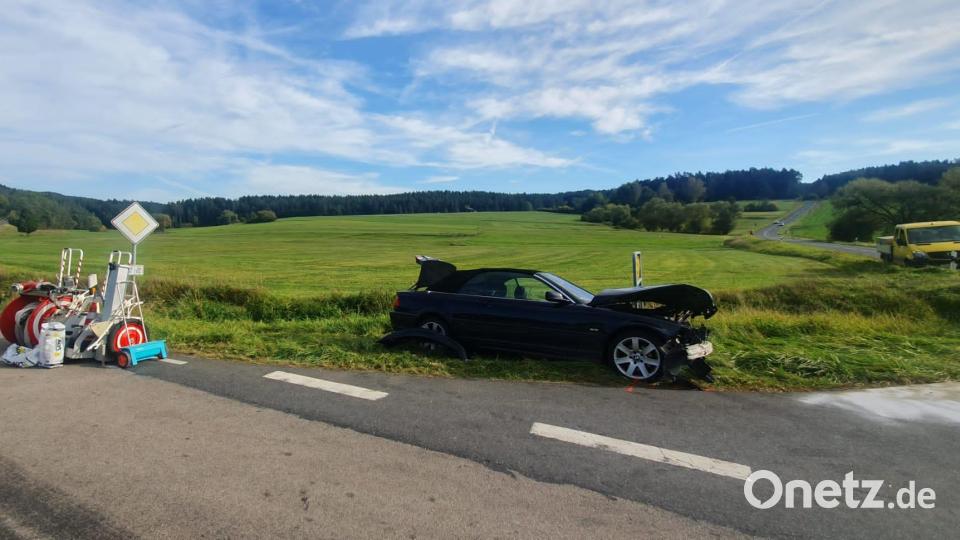 Das 3er-BMW-Cabrio dürfte nach dem Unfall in der Nähe des Ortsausgangs von Achtel nur noch Schrottwert haben. Bild: lei