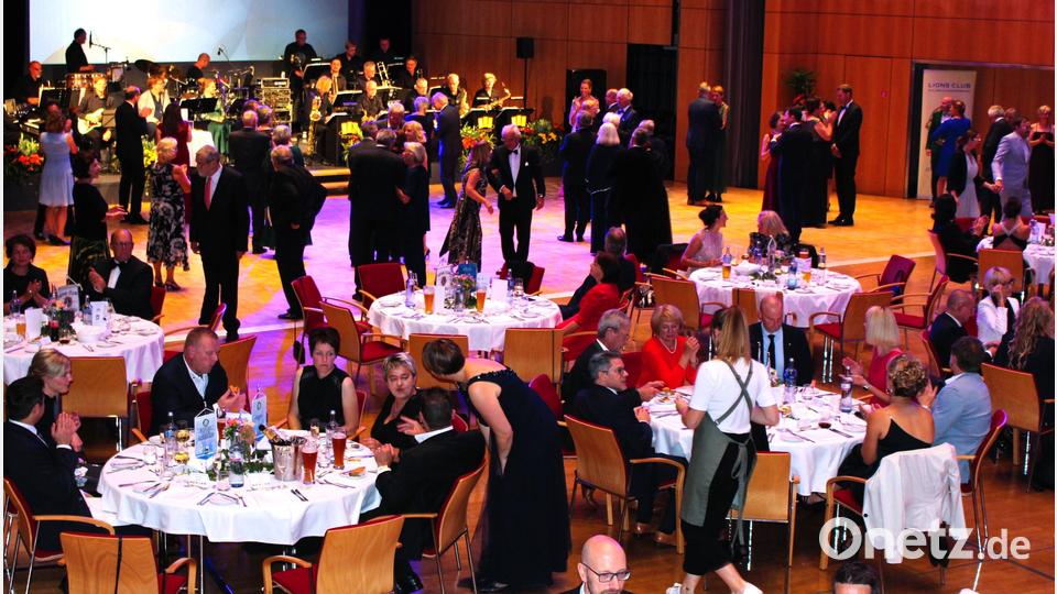 Gesellschaftlicher Austausch aller Service-Club-Mitgliedern und ihren Freunden ist eine wichtige Komponente des Balls. Bild: Dagmar Williamson