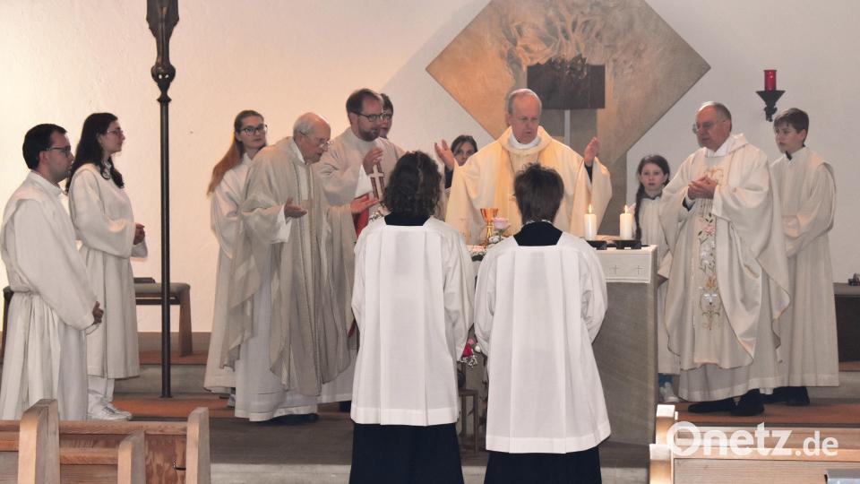 Zusammen mit Pfarrer Hans Bayer, Stadtpfarrer Daniel Fenk und Pfarrer Ludwig Gradl feierte Weihbischof Reinhard Pappenberger das 65-jährige Jubiläum der &quot;Herz-Mariä-Kirche&quot; in Gmünd. Bild: rgr