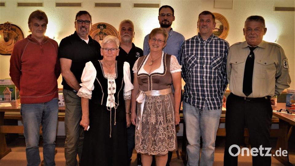 Beim Schützenverein Groschlattengrün standen auch Ehrungen an. Im Bild (von links) Oliver Drewest, Holger Schübel, Elfriede Brunzel, Richard Hess, Vorsitzende Birgit Wohlrab, Christoph Fuchs, Mario Drewest und Thomas Völkl. Bild: Schützenverein Groschlattengrün/exb