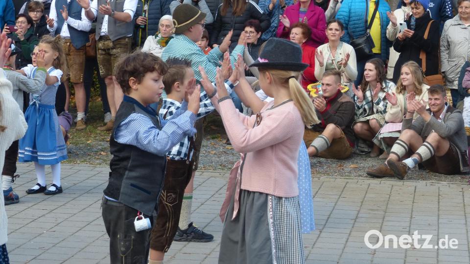 Beim Austanzen des Kirwabaumes sind auch stets die &quot;Kirwakids&quot; mit von der Partie und zeigen einstudierte Tänze. Bild: hme