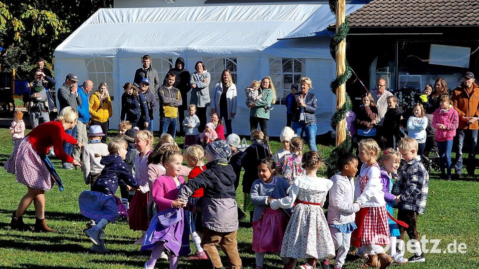 Die Vorschulkinder des Kindergartens Maria Königin tanzen um den aufgestellten Kirwabaum bei schönem Herbstwetter. Bild: R. Kreuzer