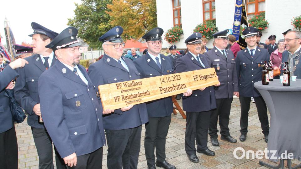 Es ist geschafft. Auch Bürgermeister Markus Bauriedl (rechts) freut sich mit der Feuerwehr Hagendorf für die Übernahme der Patenschaften durch die Wehren Reinhardsrieth und Waidhaus. Bild: pi