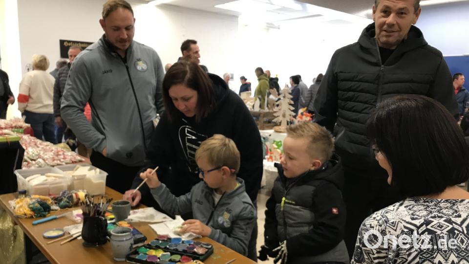 Die Kinder dürfen beim Herbstmarkt der Hahnbacher Frauen-Union Springerle bemalen. Bild: mma