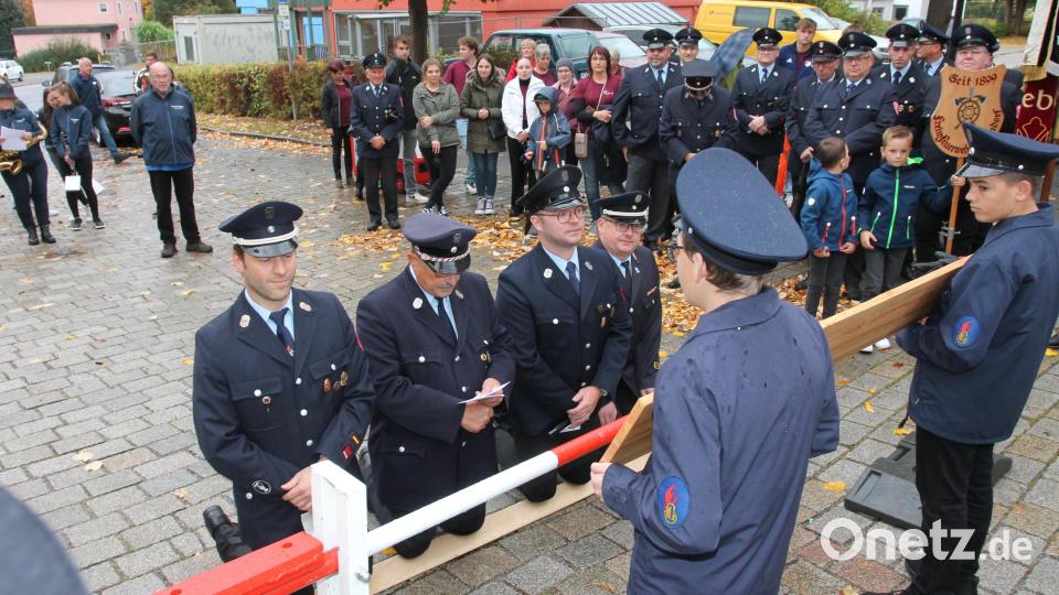 Knieend bitten Tobias Stahl, Hermann Gilch, Benjamin Schmalnauer und Matthias Schmidt (von links) auf die Übernahme der Patenschaften. Bild: pi