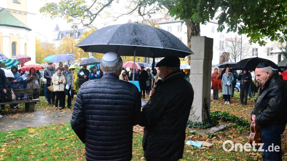 Gut 200 Besucher kamen zur Mahnwache für Israel in die Konrad-Adenauer-Anlage. Bild: Kunz