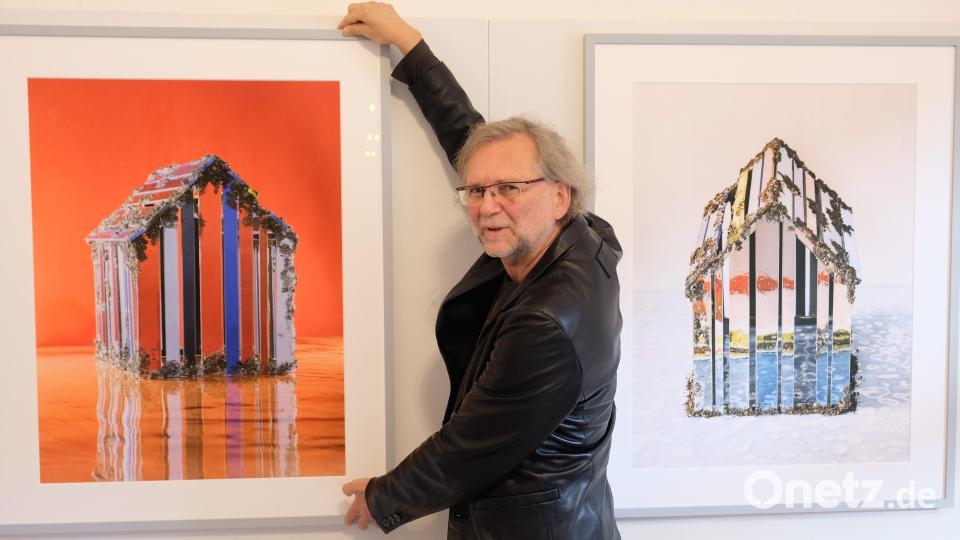 Künstler Bernhard Dagner bei der Vernissage im Kloster Speinshart vor seinen &quot;Spiegelglashäusern&quot; Bild: do