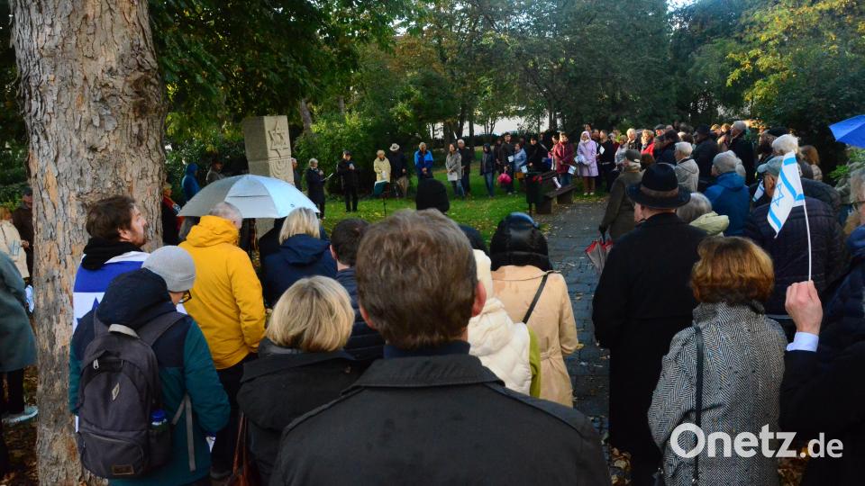 Gut 200 Besucher kamen zur Mahnwache für Israel in die Konrad-Adenauer-Anlage. Bild: Kunz