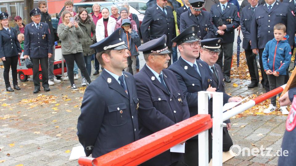 Knieend bitten Tobias Stahl, Hermann Gilch, Benjamin Schmalnauer und Matthias Schmidt (von links) auf die Übernahme der Patenschaften. Bild: pi