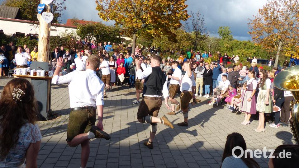 Ein Highlight in jedem Jahr: das Austanzen des Kirwabaumes. Bild: hme