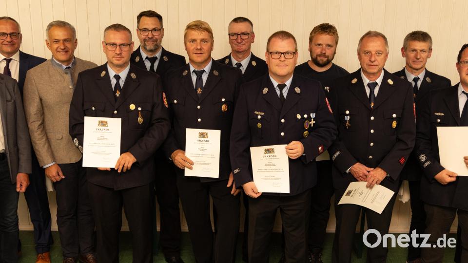 Für Kreisbrandrat Stefan Gleißner (rechts) war es die erste Ehrung in seinem neuen Amt. Zwölf langjährige Feuerwehrleute wurden mit dem Staatlichen Ehrenzeichen in Silber oder Gold ausgezeichnet. Bild: rw
