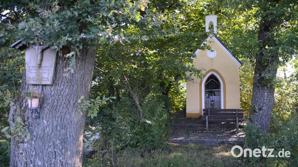 Näheres erfährt man auch über die Marienkapelle nahe der alten Eiche. Bild: ak