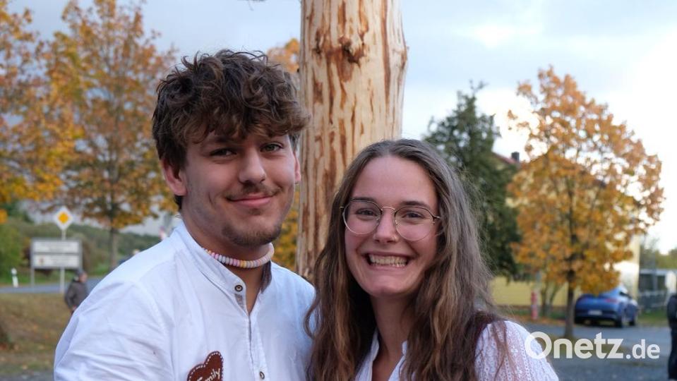 Das neue Oberkirwapaar: Emily Glökler und Louis Hammer. Bild: hme