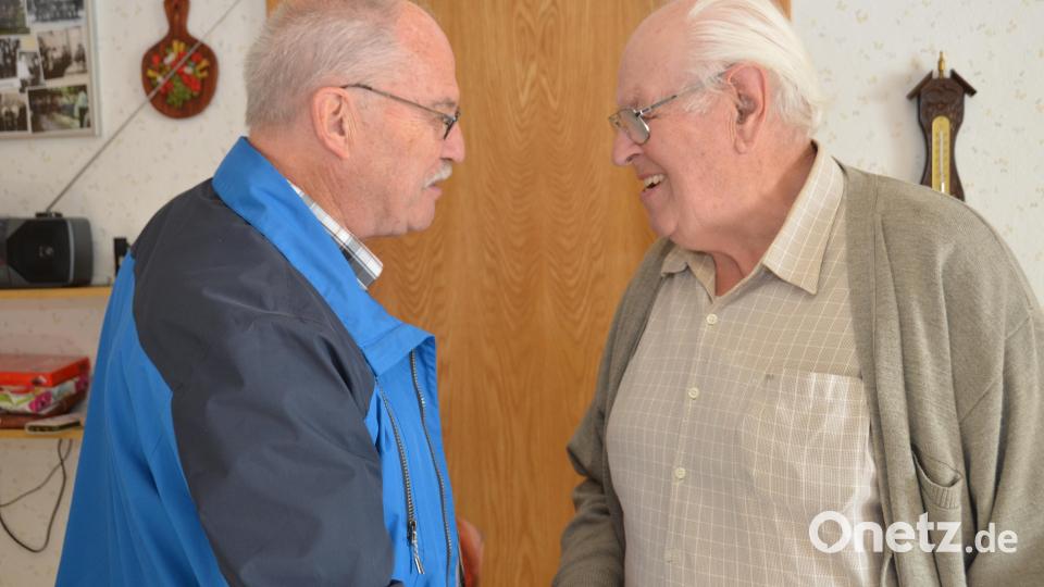 Kirchenpfleger Hermann Bibel (links) überbrachte die besten Grüße aus der Evangelischen Kirchengemeinde, in der der Jubilar Zeit seines Lebens fest verankert ist. Bild: dob