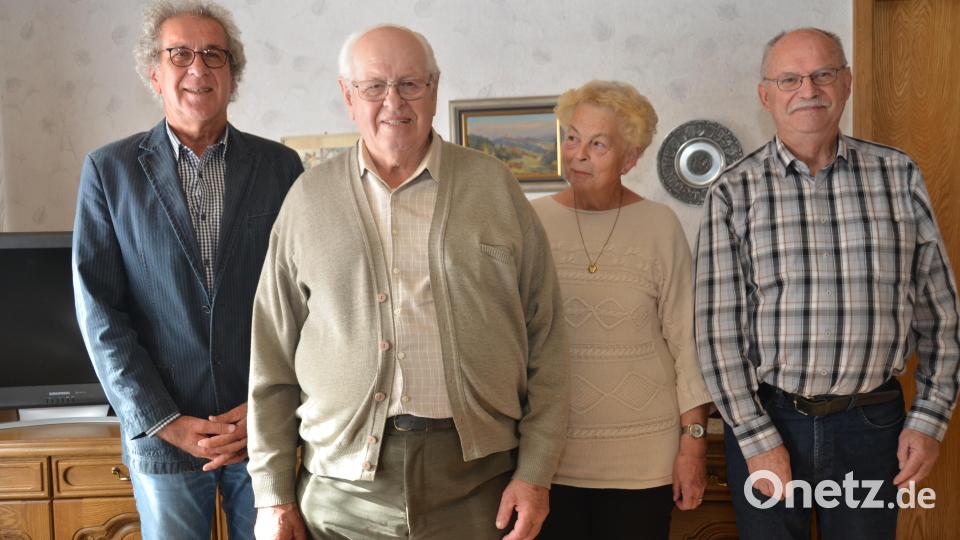 Die 85 Jahre sieht man Hellmuth Reinl (Zweiter von links) aus Altenstadt wahrlich nicht an. Dritter Bürgermeister Alfons Raab, Nichte Hannelore und Kirchenpfleger Hermann Bibel von der evangelischen Kirchengemeinde (von links nach rechts) übermittelten die besten Wünsche. Bild: dob