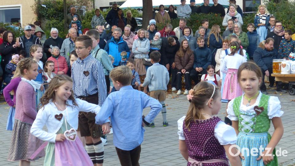 Beim Austanzen des Kirwabaumes sind auch stets die &quot;Kirwakids&quot; mit von der Partie und zeigen einstudierte Tänze. Bild: hme