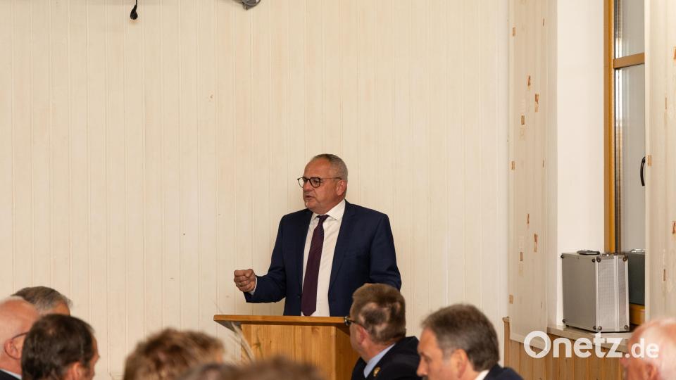 Stellvertretend für seine Bürgermeisterkollegen dankte der Pullenreuther Bürgermeister Hubert Kraus den Geehrten für ihren langjährigen ehrenamtlichen Einsatz zum Wohle der Allgemeinheit. Bild: rw