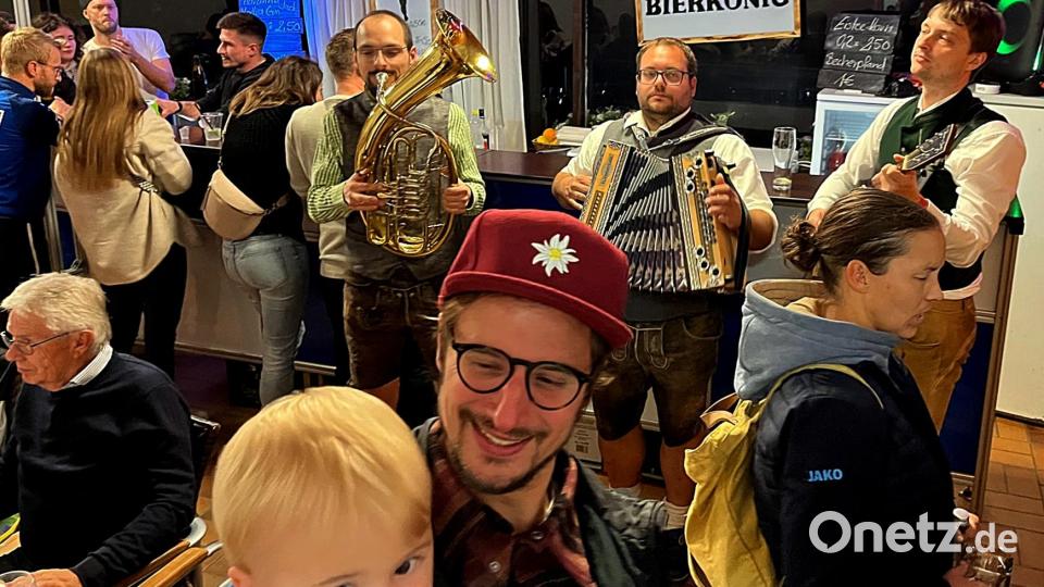 &quot;D&#039;Wadlbeißer“ spielen zur Schirmitzer Wirtshauskirwa der SpVgg Schirmitz zur Unterhaltung auf. Bild: R. Kreuzer