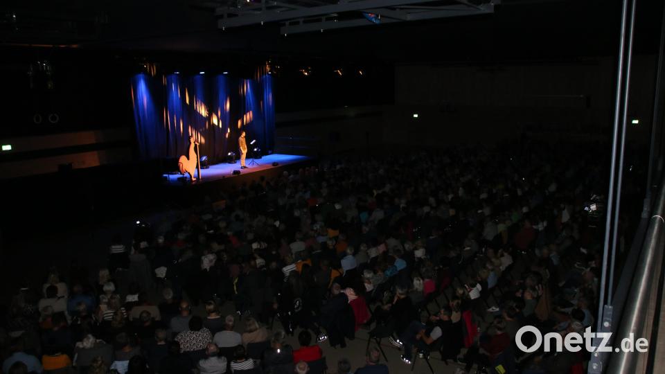 Mit 940 Gästen war das Kabarett mit Martin Frank die bisher größte Veranstaltung in der sanierten Stadthalle. Bild: sne