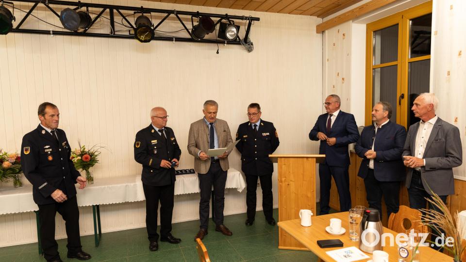 Bei der Übergabe der Ehrenzeichen (von links) Kreisbrandmeister Peter Prechtl, Kreisbrandinspektor Otto Braunreuther, Landrat Roland Grillmeier und Kreisbrandrat Stefan Gleißner sowie die Bürgermeister Peter König (Neusorg), Bernhard Schindler (Brand) und Hubert Kraus (Pullenreuth). Bild: rw