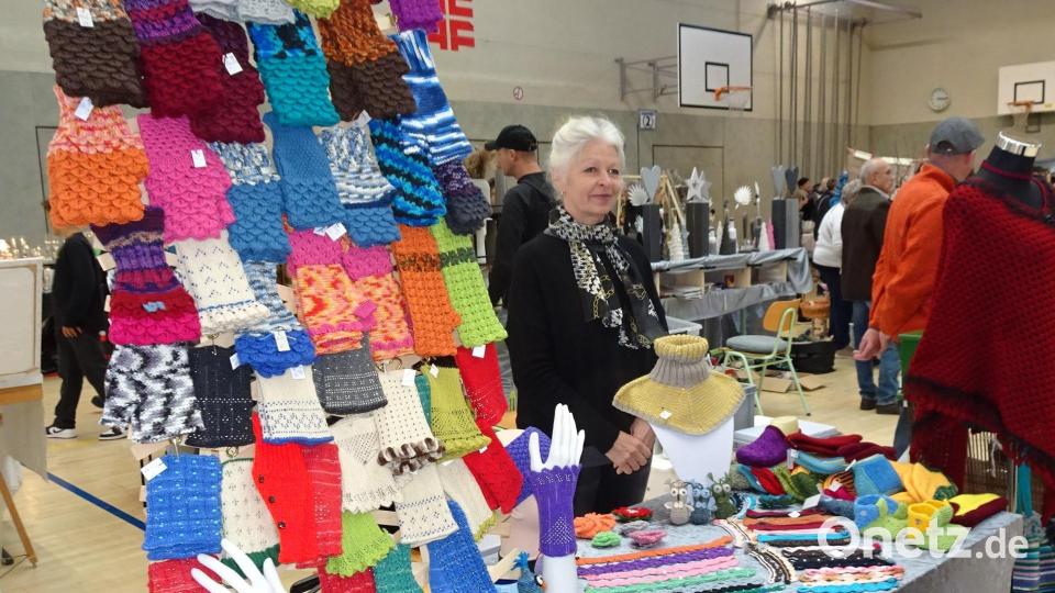Auch bunte Strickwaren sind im Angebot. Bild: hm