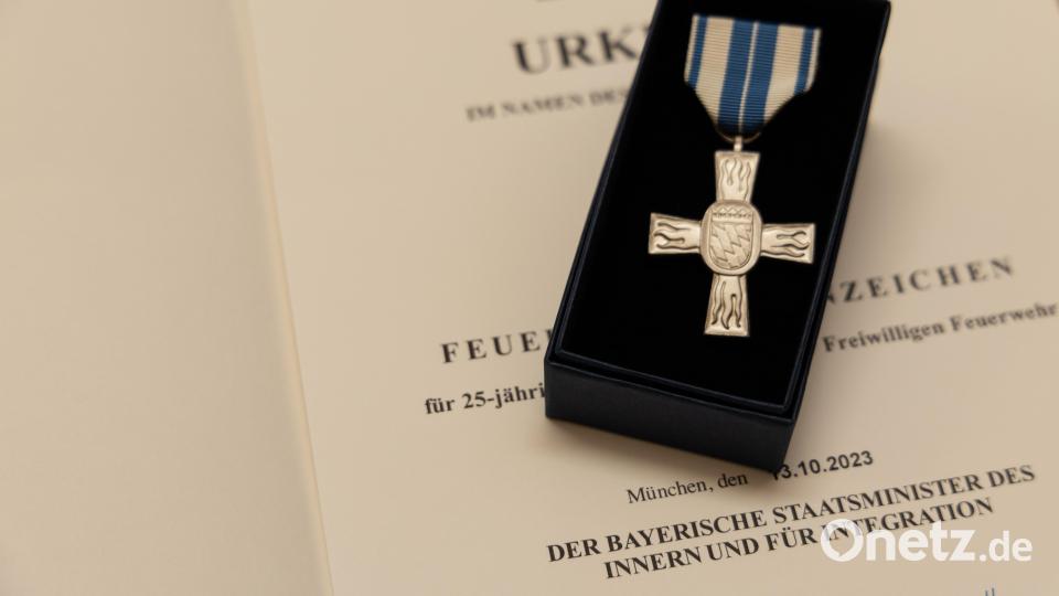 Das Feuerwehr-Ehrenzeichen wird in drei Stufen vom Bayerischen Innenminister als Dienstzeitauszeichnung für 25-jährige, 40-jährige und 50-jährige aktive Dienstzeit bei einer Freiwilligen Feuerwehr verliehen. Bild: rw