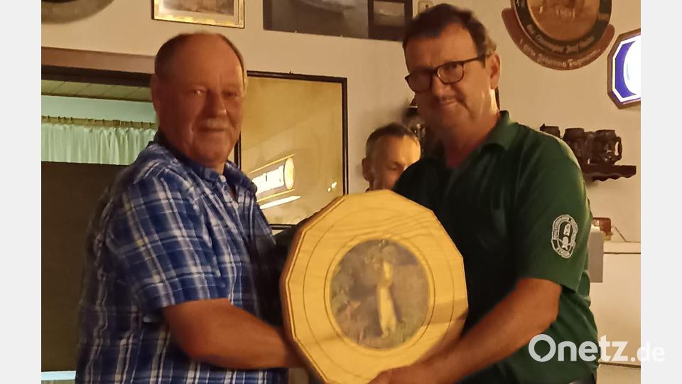 Aus der Hand von Schützenmeister Helmut Werner (rechts) erhielt Heinz Glaser die Ehrenscheibe für das beste Blattl bei den Senioren. Bild: Kerstin Werner/exb