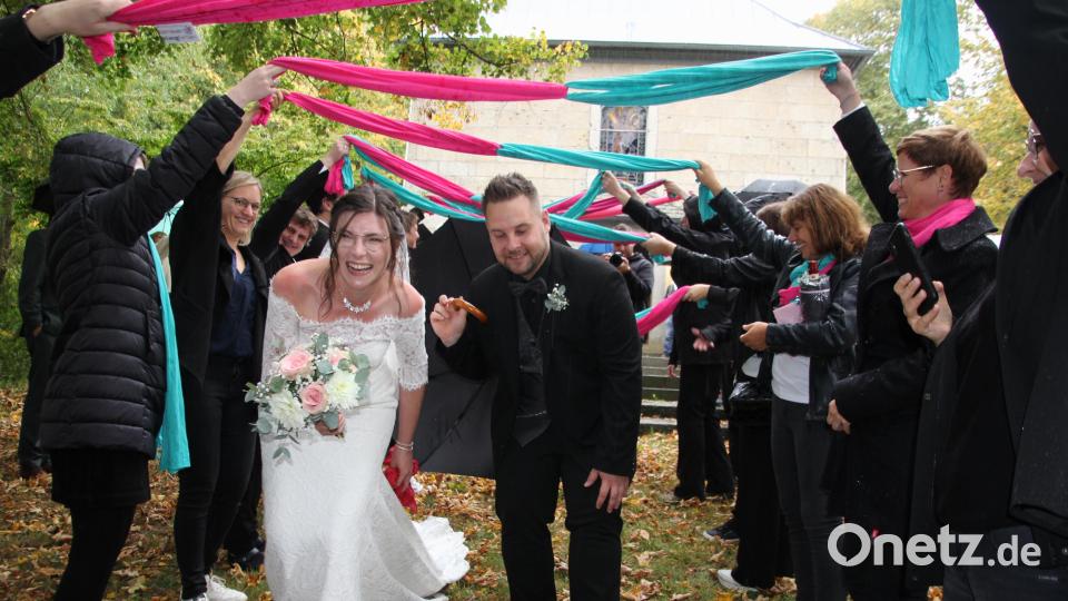 Ein langes Ehrenspalier durchschritten Jasmin und Kevin Kasecker nach ihrer kirchlichen Hochzeit in der Steinbergkirche. Der Bärnauer Chor Klangfarben sang nicht nur beim Brautgottesdienst, er stand anschließend auch für das Brautpaar Spalier. Bild: kro