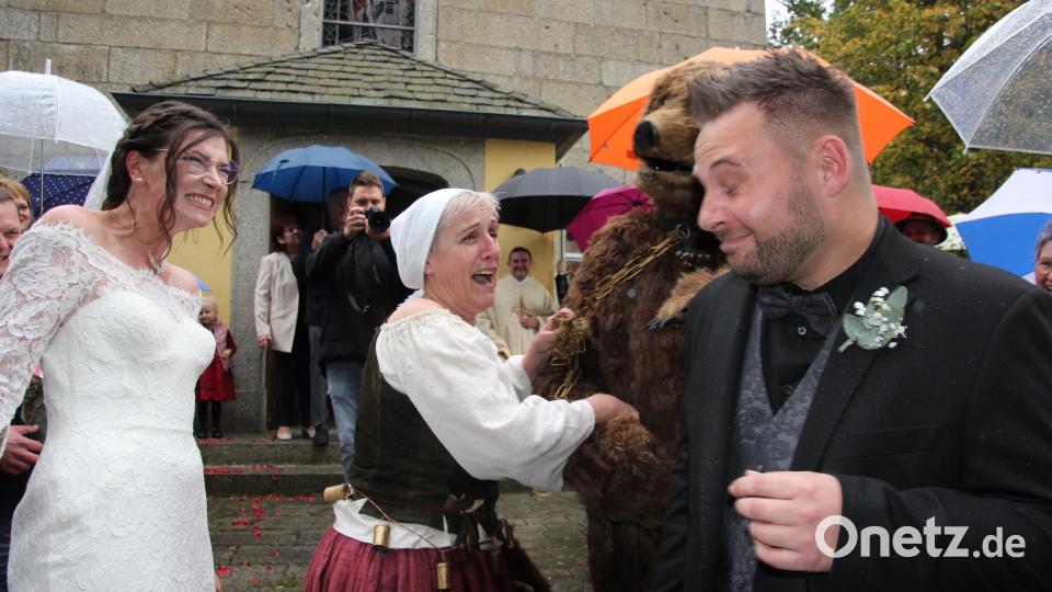 Der Bärnauer Bär gratulierte sehr vehement dem sichtlich überraschtem Brautpaar. Bild: kro