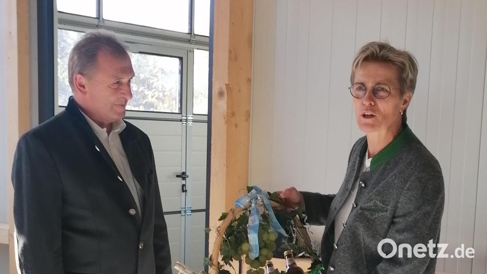 Als Anerkennung seiner tatkräftigen Unterstützung bei der Koordination der Firmen und der Kontrolle des Baufortschrittes überreichte Bürgermeisterin Marion Höcht dem Bauhofleiter Volkmar Sirtl einen Präsentkorb. Bild: vsr
