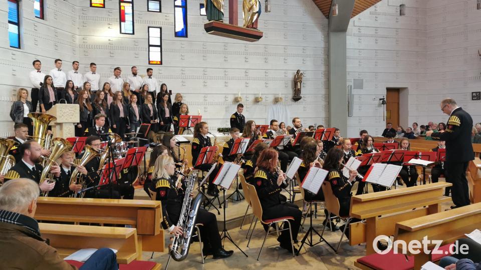Der Auftritt des Chors und der Kapelle wurde mit viel Applaus bedacht. Bild: hzi