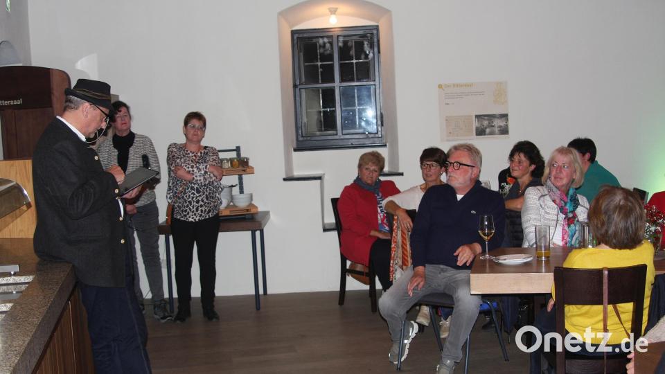 Nachdem die &quot;Schönseer Moidla&quot; in den Kapitelsaal umgezogen waren, gehörte der Rittersaal dem Geschichtenerzähler Berthold Kellner (links). Bild: wro
